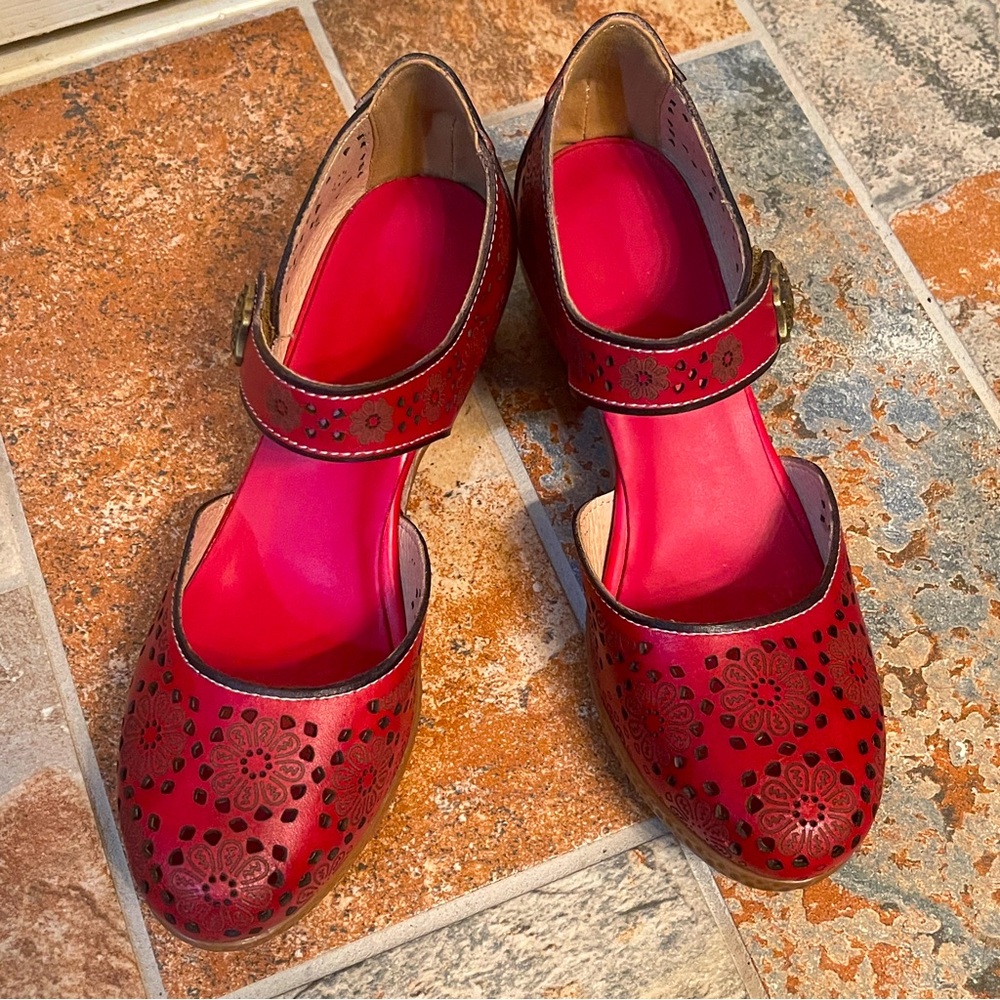 🥿NWOT Super Star Lady Leather Velcro Ankle Embossed Mary Janes!